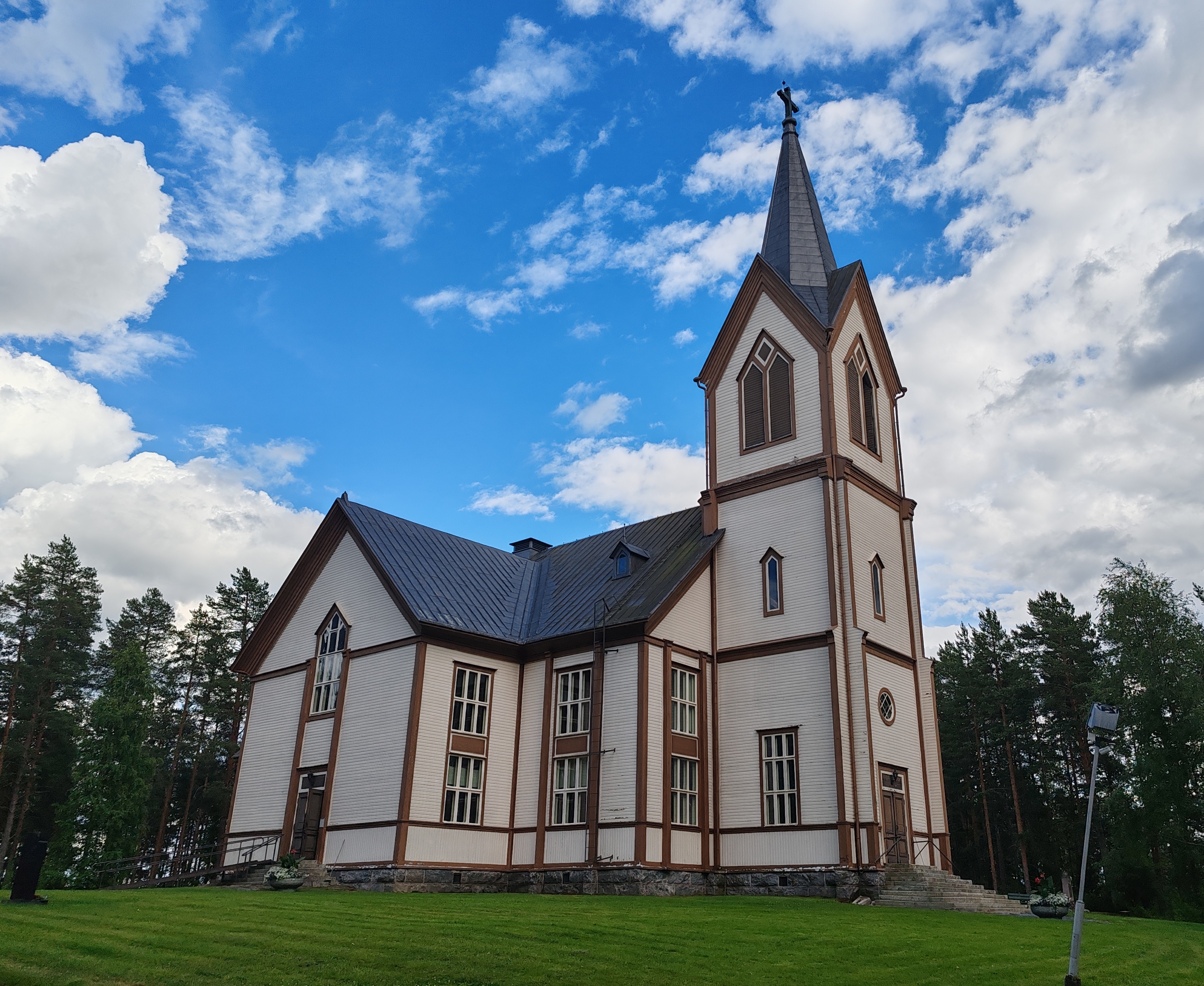 Kuvassa puinen suuri kirkkorakennus.
