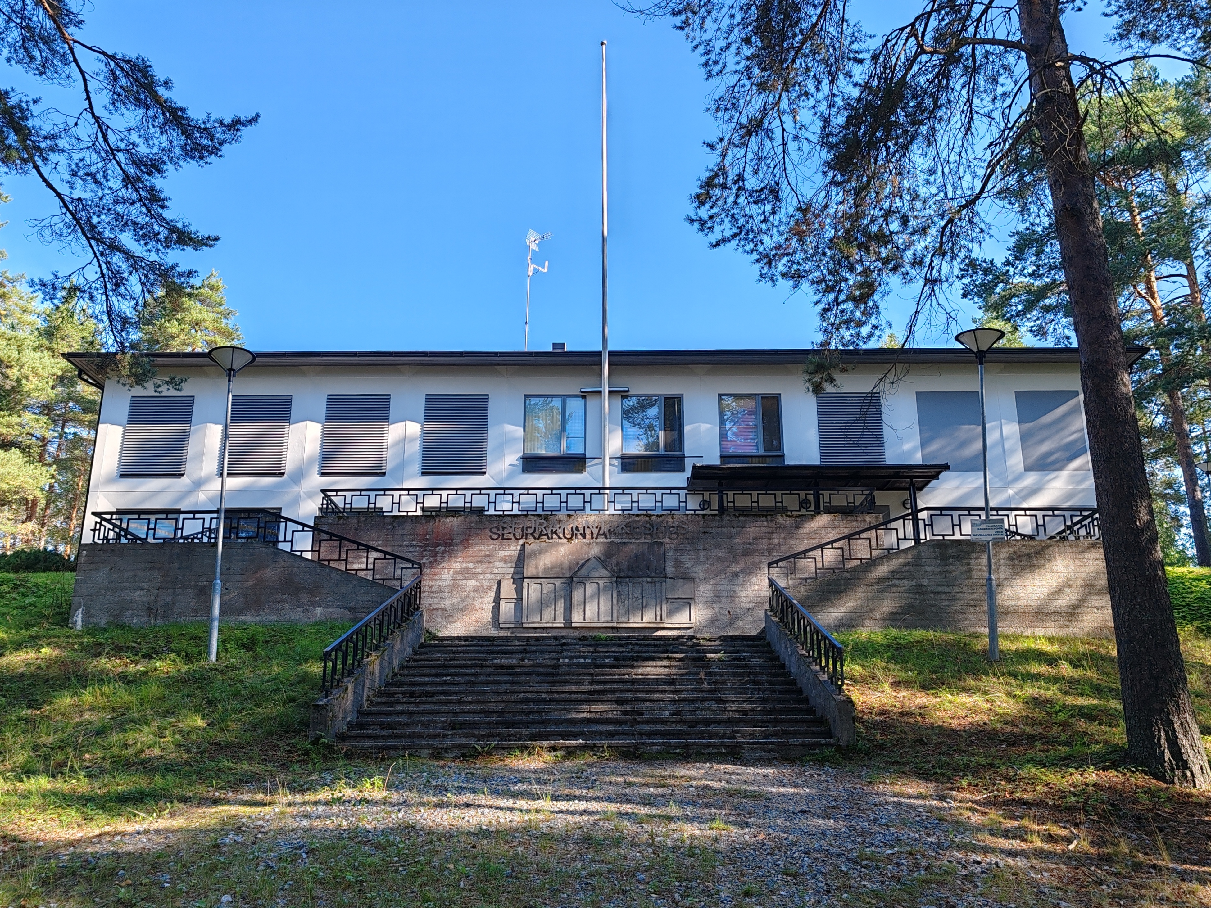 Nurmeksen seurakuntakeskus Kuvassa Nurmeksen seurakuntakeskus, vaalea rakennus mäen päällä.