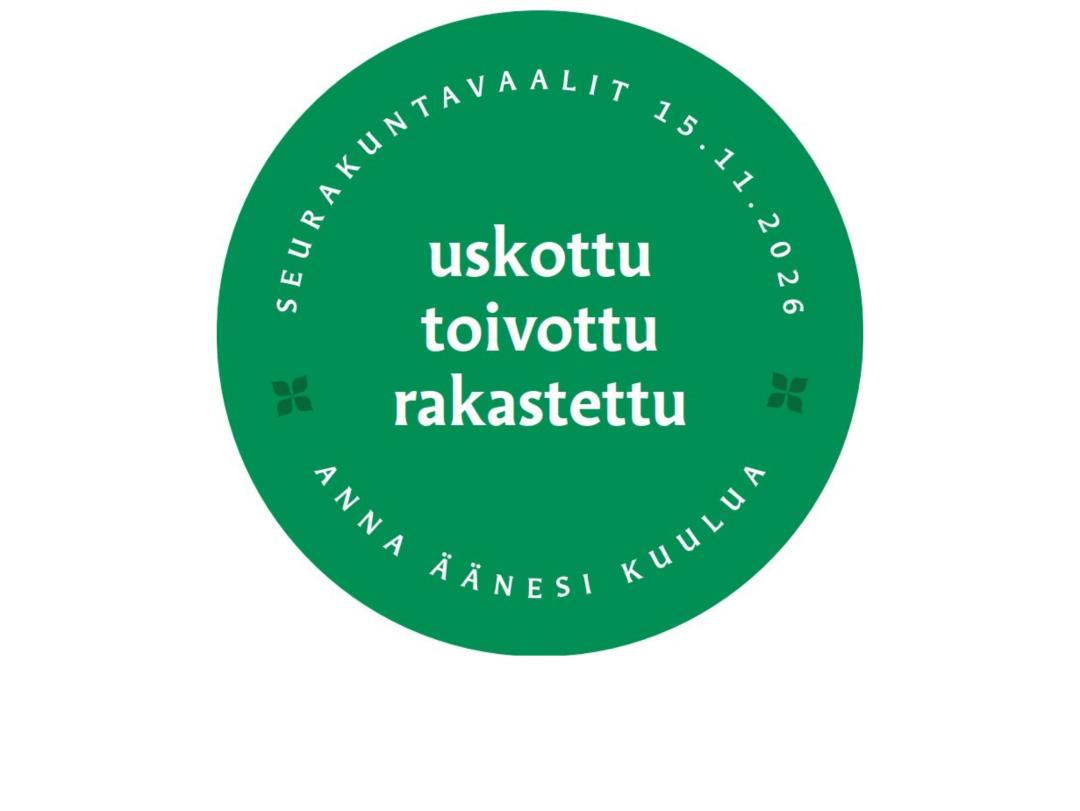 Kuvassa vihreä seurakuntavaalien tarra, jossa tiedot vaalien päivästä 15.11.2026 sekä kehotus äänestää.